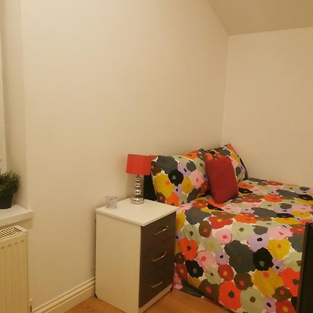 Lovely Spacious Room Near Train Station And University Dallington  Exterior photo